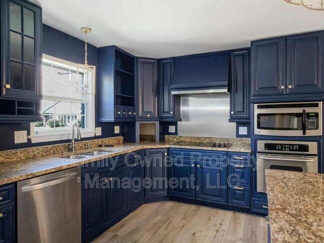 Building Photo - 23 Shadowmoss Pkwy