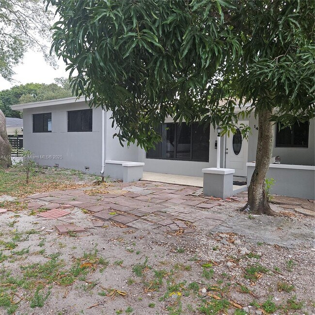 Building Photo - 14710 NE 5th Ct