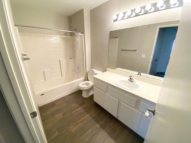 Building Photo - Gated Community Comfort – 2 Bed, 2 Bath Be...