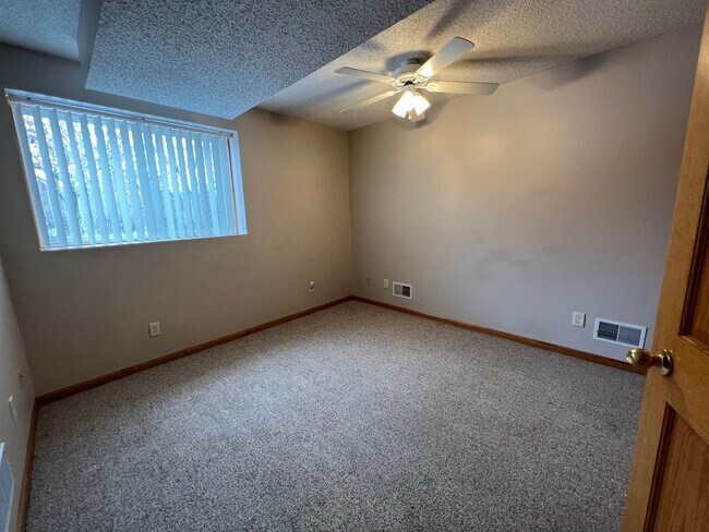 Building Photo - Gorgeous 5 Bed, 2.5 Bath Single-Family Home!