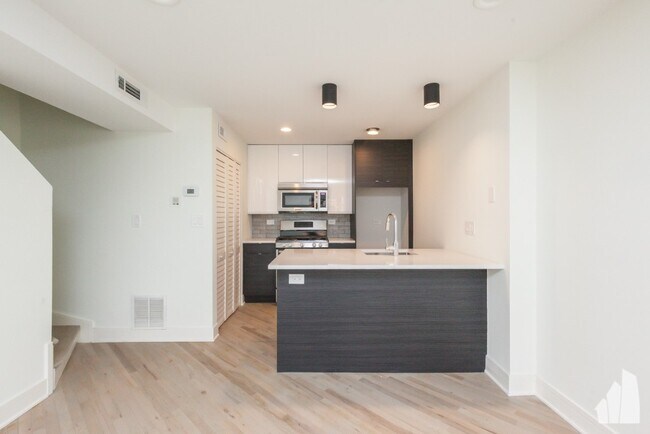 Building Photo - 944 W Grace-F202