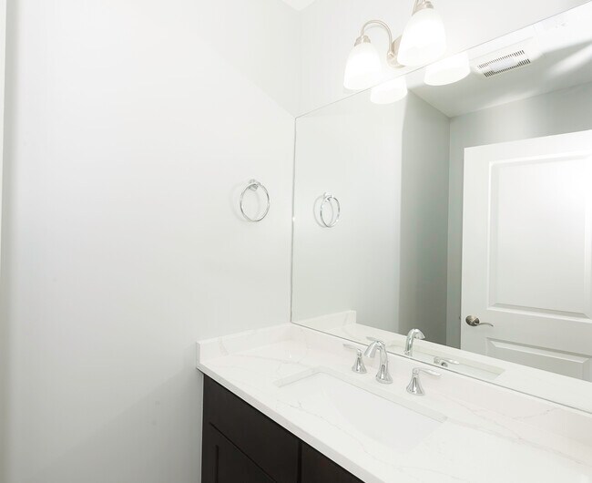 Building Photo - 520 N Western Ave