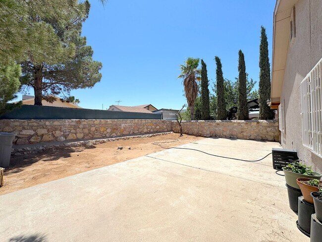 Building Photo - East El Paso 3bed/2bath Refrig A/C!