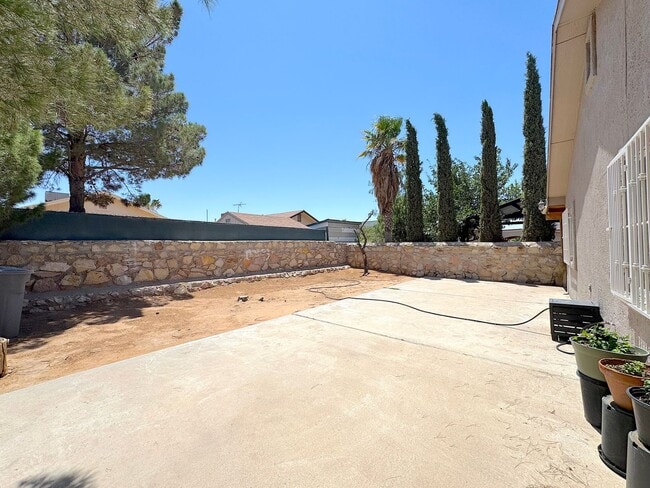 Building Photo - East El Paso 4bed/2bath Refrig A/C!