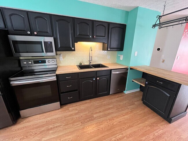 Building Photo - Fantastic 3 bedroom 2 bathroom single family home Johnstown