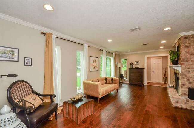 Building Photo - 4315 Fernwood Dr