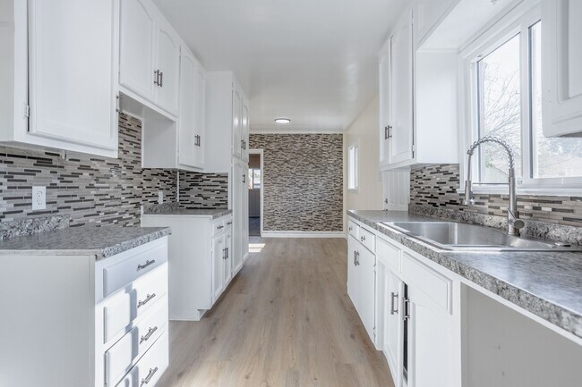 Building Photo - 312 S Myrtle St