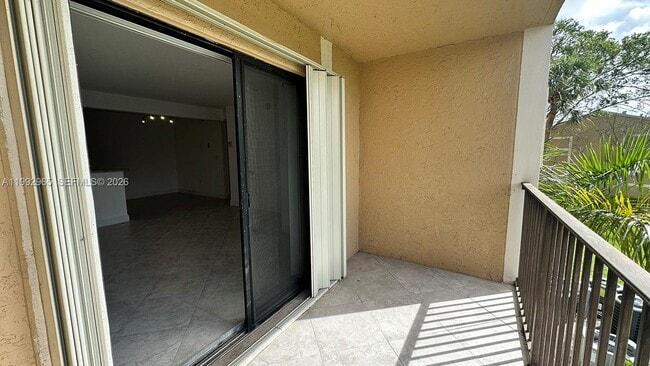 Building Photo - 450 Palm Cir W