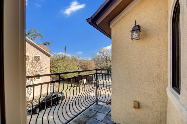 Building Photo - Tuscan-style 3 bedroom home in gated commu...