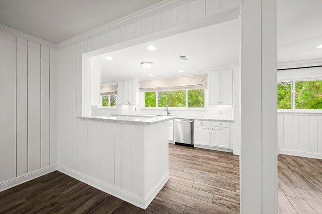 Building Photo - 5475 S Ridge Dr