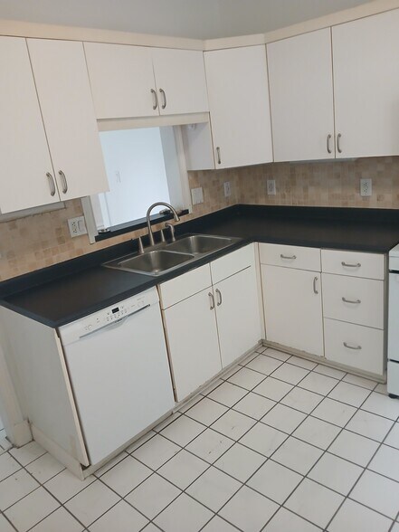 Primary Photo - 493 E Maynard Ave