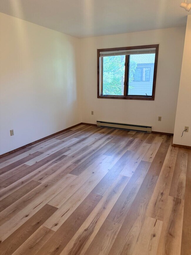 Building Photo - Recently updated unit Near Montana State!