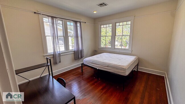 Building Photo - HUGE 9 bedroom house just a few blocks from campus! Text 727-459-4141 for more info.