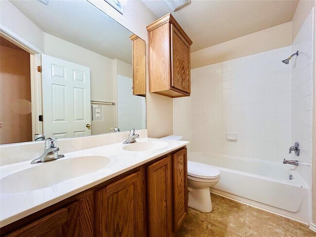 Building Photo - 468 Clarence Ct