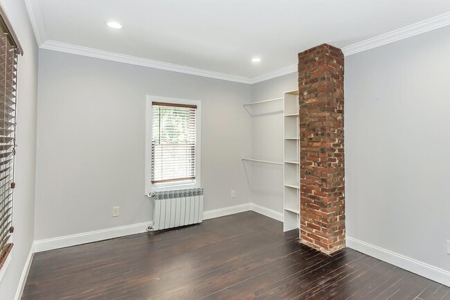 Building Photo - 10 Dosoris Way