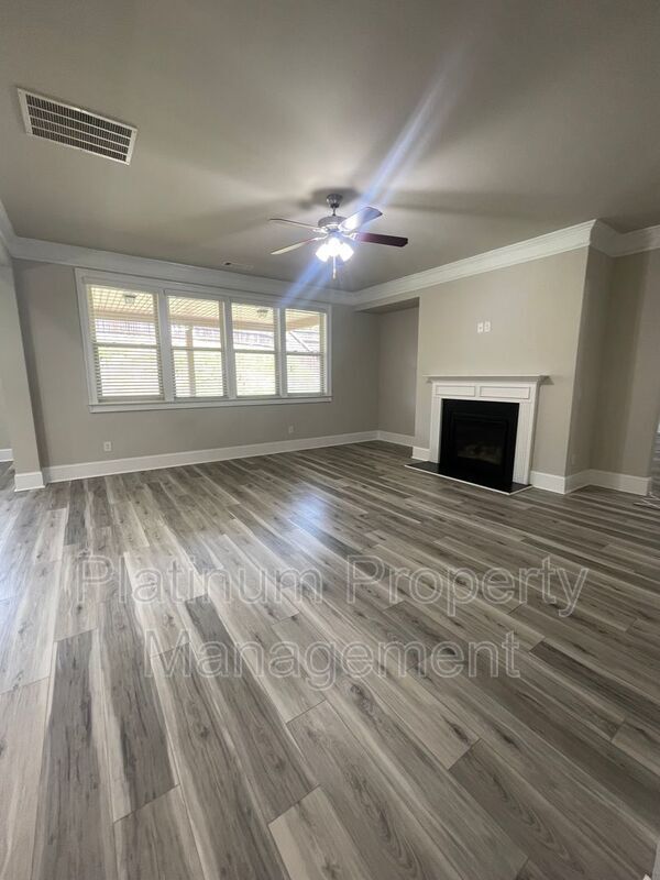 Building Photo - 5180 Mirror Lake Dr