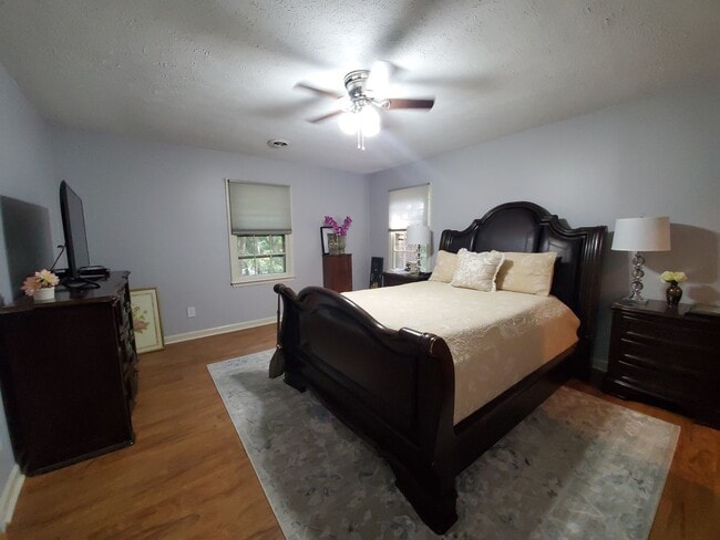 Building Photo - 225 Woodglen Dr