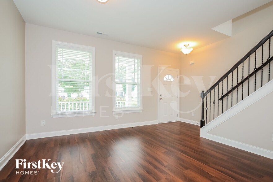 Building Photo - 121 Wintergreen Ct