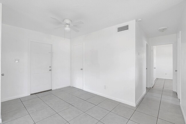 Building Photo - 2/1 First Floor Unit in Titusville for rent