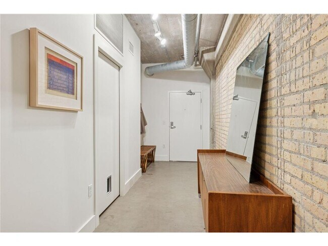 Building Photo - 525 N 3rd St
