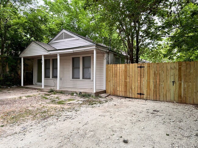 Building Photo - 2 Bedroom Home Close to Historic District