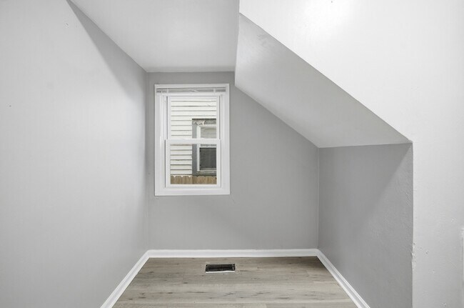 Building Photo - 243 W 32nd St