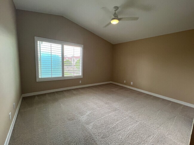 Building Photo - Tustin 3 bed 2.5 bath + office and bonus room