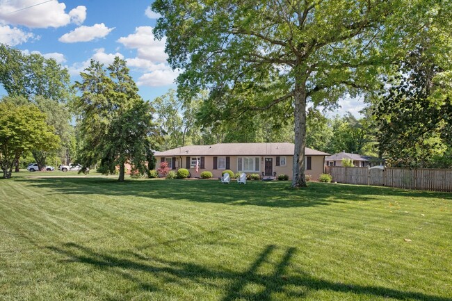 Building Photo - 700 Mohawk Dr