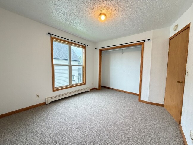 Building Photo - Upper Level 2 Bedroom Apartment - AVAILABLE TODAY