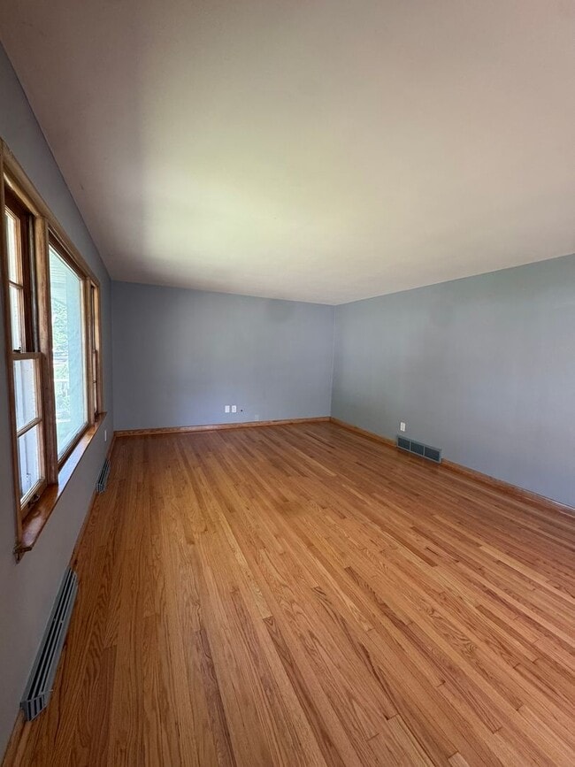 Building Photo - 3 bedroom, 2 bathrooms, 2 car garage-Ranch...