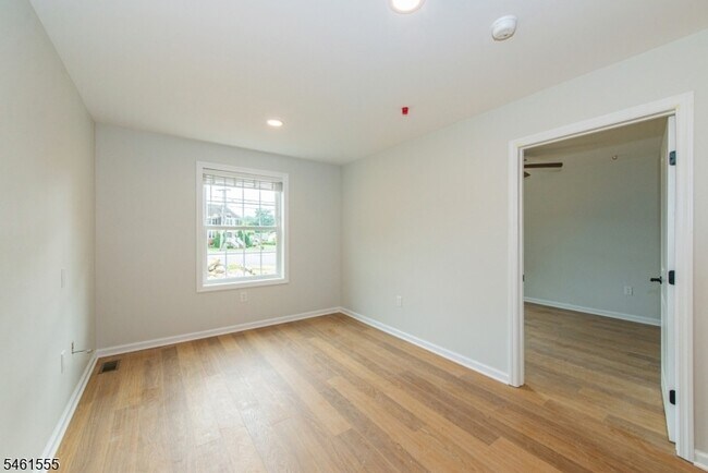 Building Photo - 39 Ledgewood Ave