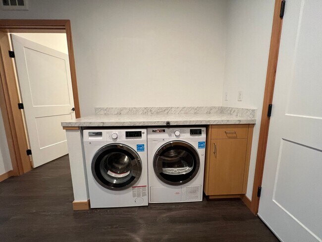 Building Photo - Recently Built Luxury Studio Apartment in ...