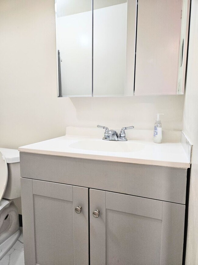 Building Photo - Maikiki Studio, 1 Parking Condominium in the Luna-Liho Towers Close to Punahou School