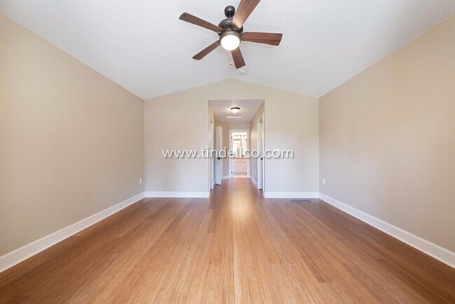 Building Photo - Amazing Eastmoreland Home Near Sellwood wi...