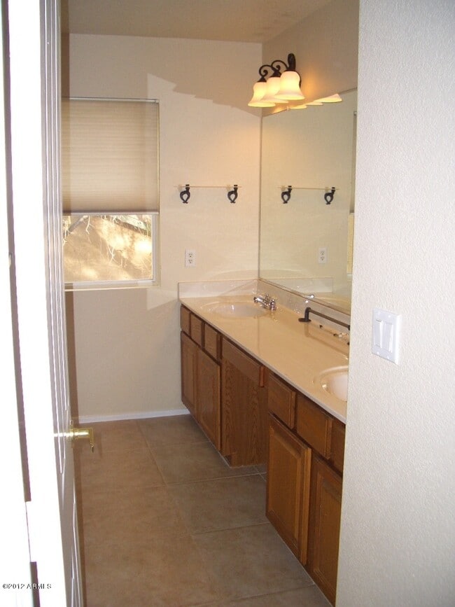 Building Photo - 454 E Baylor Ln