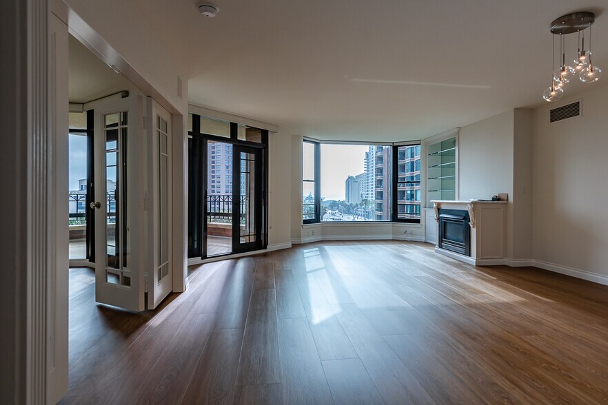 Building Photo - 500 W Harbor Dr