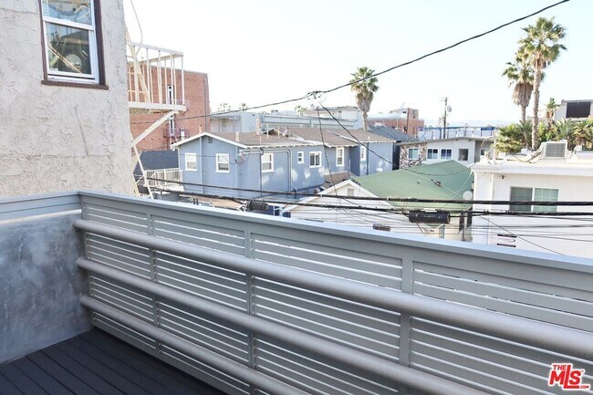 Building Photo - 21 1/2 Wavecrest Ave