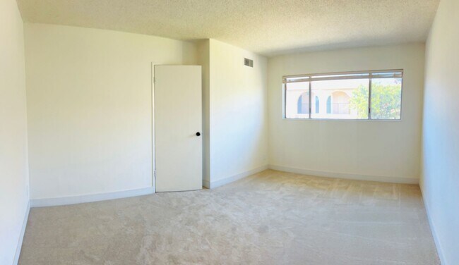 Building Photo - Beautiful 2 bedroom Condo