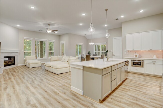 Building Photo - 1619 Chisos Bnd