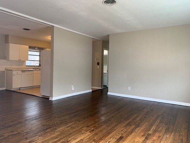 Building Photo - 4 Bedroom 2 Bath Spacious Home