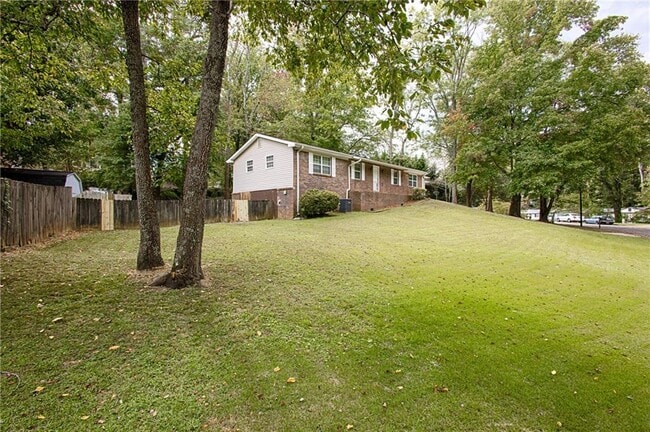Building Photo - 1006 Hampton Ct NW