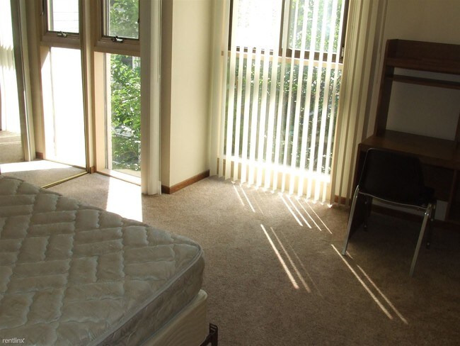 Building Photo - 4 br, 2 bath  - 808 Oakland 201