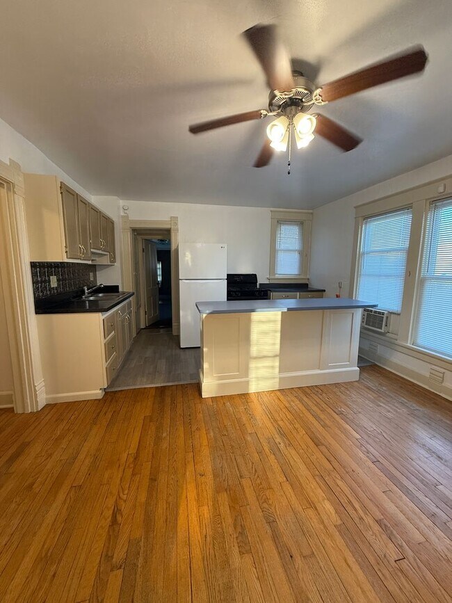 Building Photo - 129 N St Louis Blvd