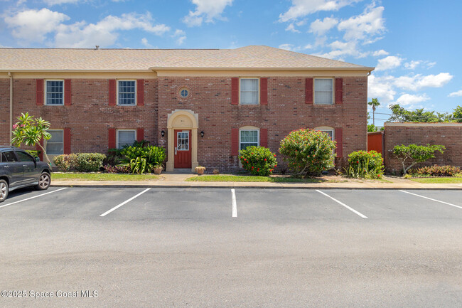 Primary Photo - 105 E Colonial Ct