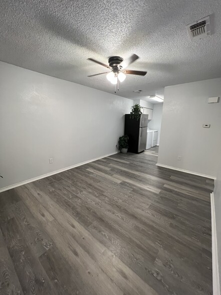 Building Photo - 304 E Oakdale St