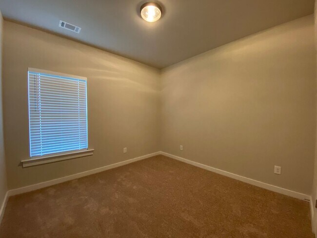 Building Photo - Home for Rent in Jemison, AL...  Available...