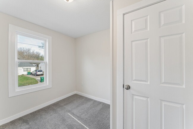 Building Photo - This cozy residence features a bright living space and well-appointed kitchen.  1st month is FREE...