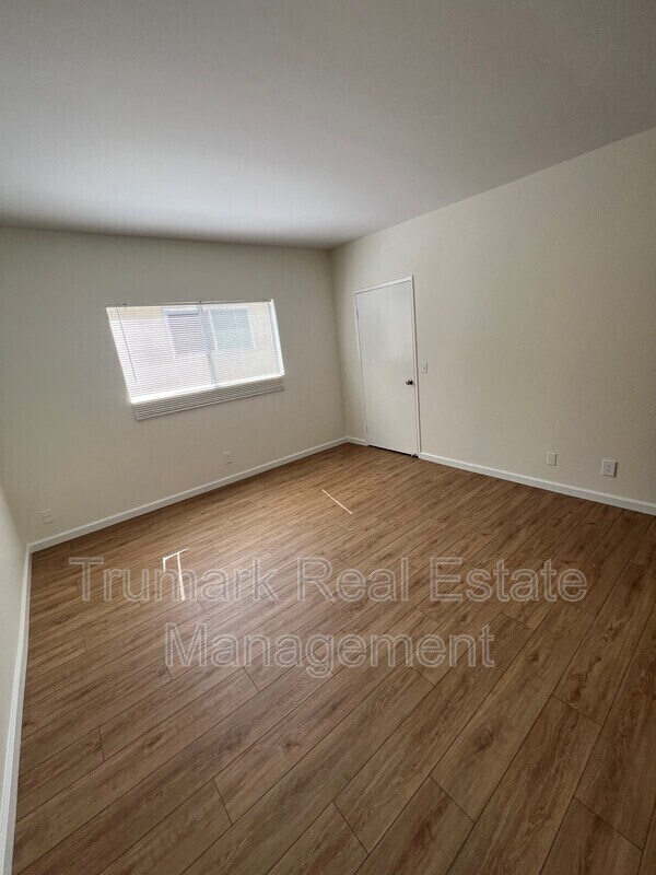 Building Photo - 2713 Montrose Ave