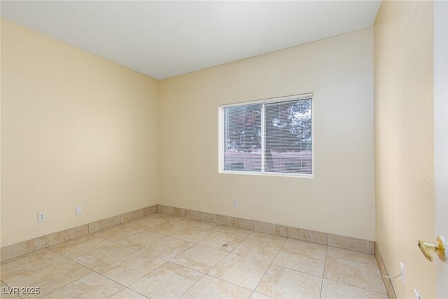 Building Photo - 5650 E Sahara Ave