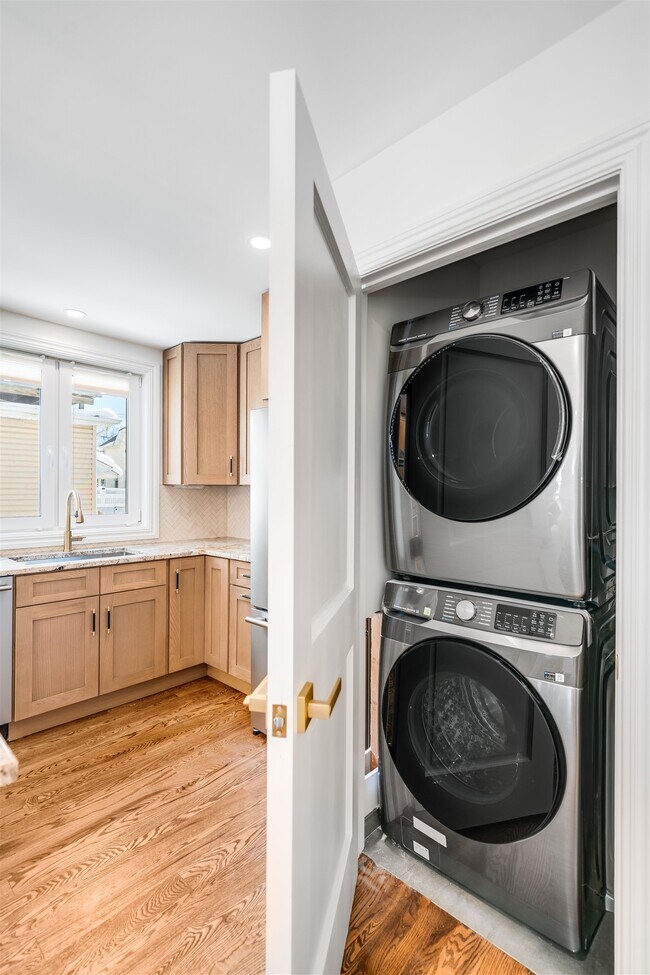 Building Photo - 11 Walnut St